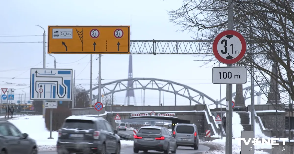 VIDEO ⟩ Vai Rīgā noteiktie ierobežojumi kravas automobiļu iebraukšanai zem tilta ir pārspīlēti?