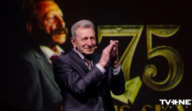 FOTO ⟩ Aktieris Jānis Skanis draugu un kolēģu lokā spilgti nosvinējis savu 75. dzimšanas dienu