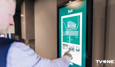 Taksometru asociācijas sūdzas par "Bolt" pašapkalpošanās ekrānu izvietošanu Rīgas lidostā