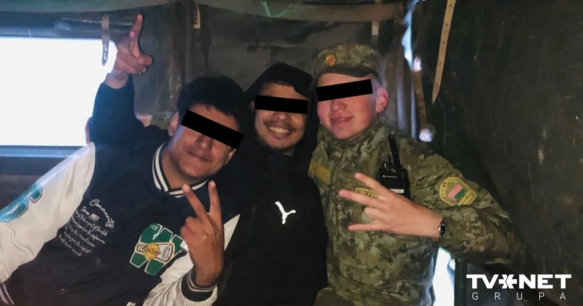 FOTO ⟩ Pie robežpārkāpējiem atrod pierādījumus Baltkrievijas iesaistei nelegālās migrācijas plānošanā un organizēšanā