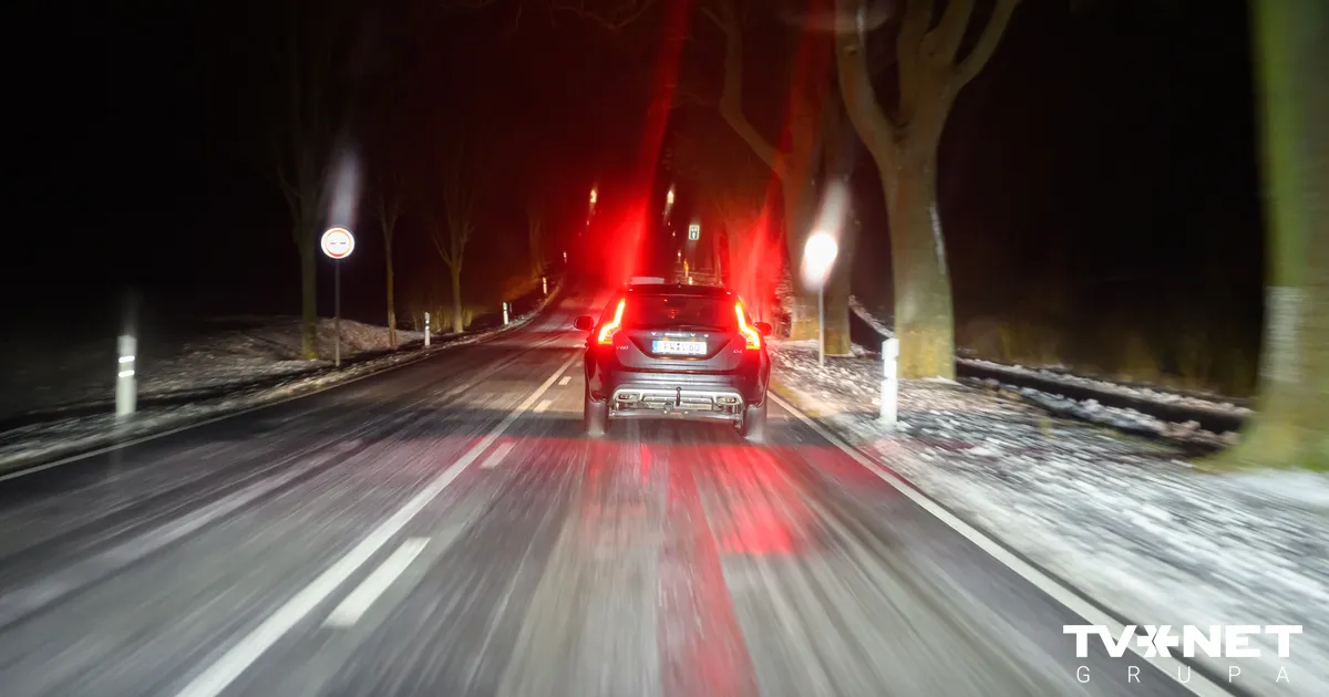 Sniega un apledojuma dēļ apgrūtināti braukšanas apstākļi