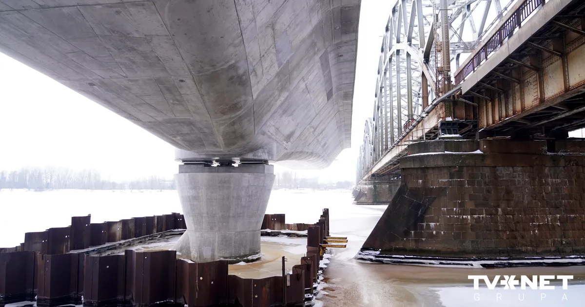 FOTO ⟩ Vientuļais "Rail Baltica" tilta balsts Daugavā