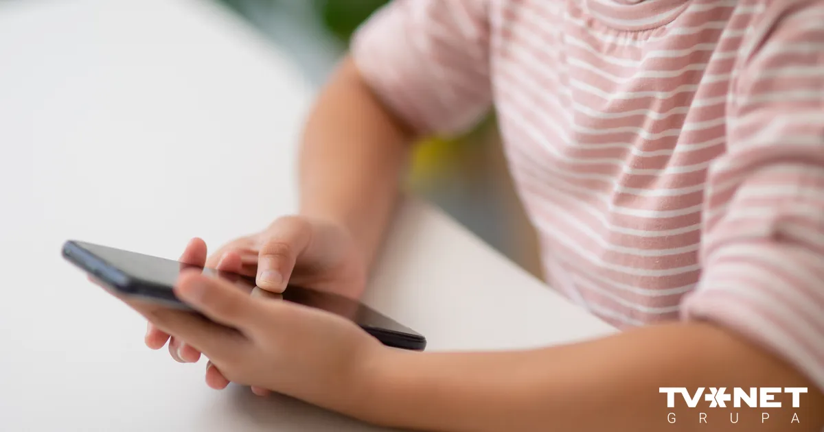 "Izšķiroša rīcība". Bērns mājās pamana ugunsgrēku un ar pieaugušo palīdzību izsauc ugunsdzēsējus