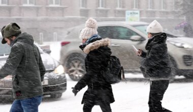 Ļaudis internetā pukojas par pārceltās darba dienas lietderību