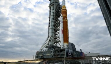 NASA jaunā Mēness raķete dodas uz starta platformu