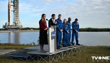 NASA jaunā Mēness raķete dodas uz starta platformu