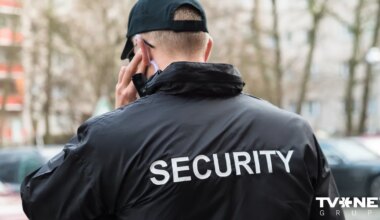 VIDEO ⟩ Veikala apsargs krievu specdienestiem ilgstoši ziņo par apmeklētājiem ar Ukrainas simboliku un auto numuriem