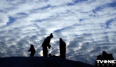 Iespējamo traumatisma risku dēļ Rīgas vicemērs mudina vecākus ierobežot bērnu šļūkšanu no Dreiliņkalna