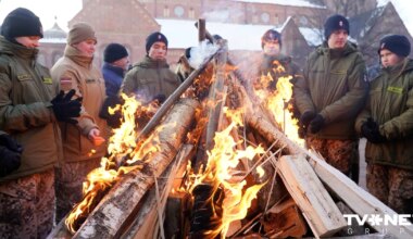 FOTO ⟩ Doma laukumā iededz 1991. gada barikāžu atceres ugunskuru