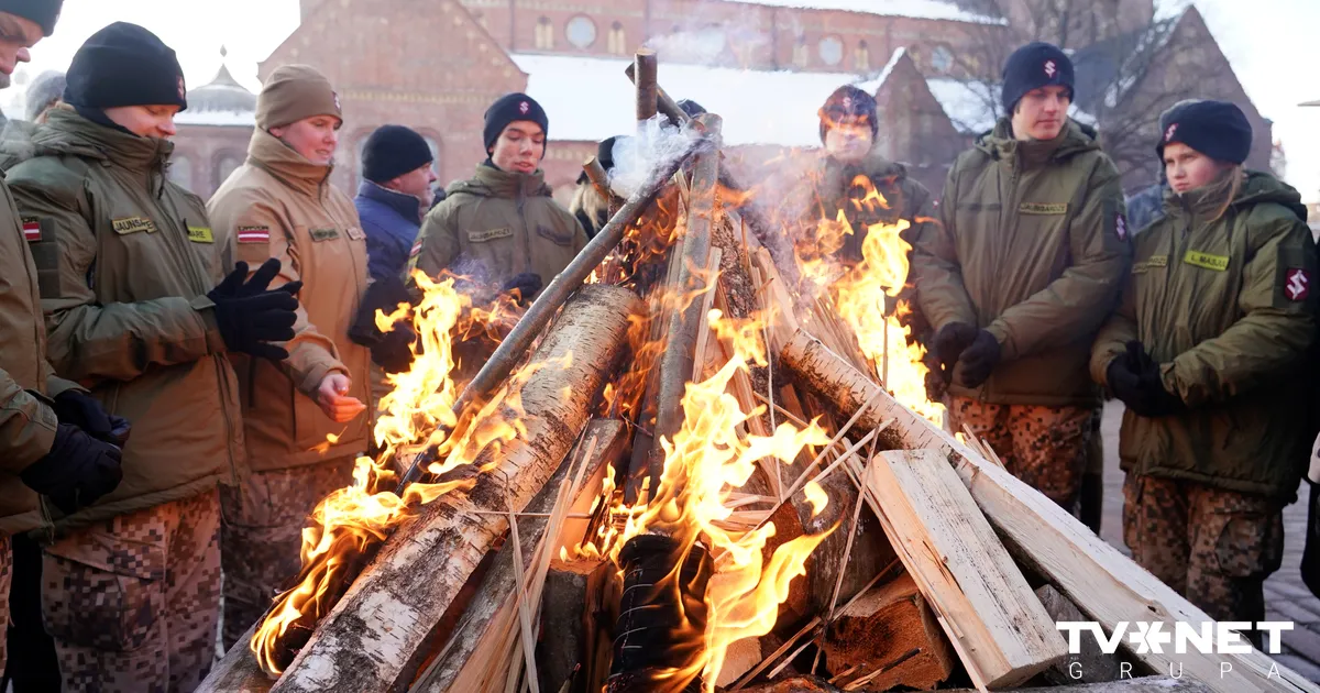 FOTO ⟩ Doma laukumā iededz 1991. gada barikāžu atceres ugunskuru
