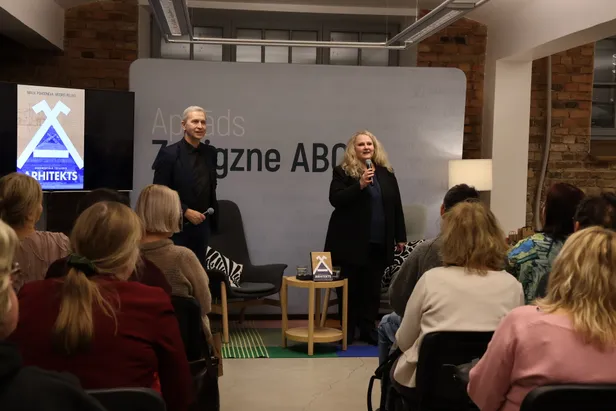 Jaunizdotā romāna autori tā atklāšanas vakarā "Zvaigznes viesistabā" Krišjāņa Valdemāra ielā 6.