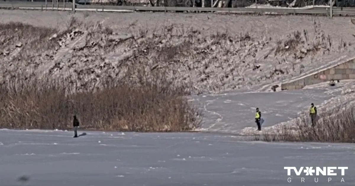 VIDEO ⟩ Vīrietis reibumā dodas bīstamā pastaigā pāri Daugavai