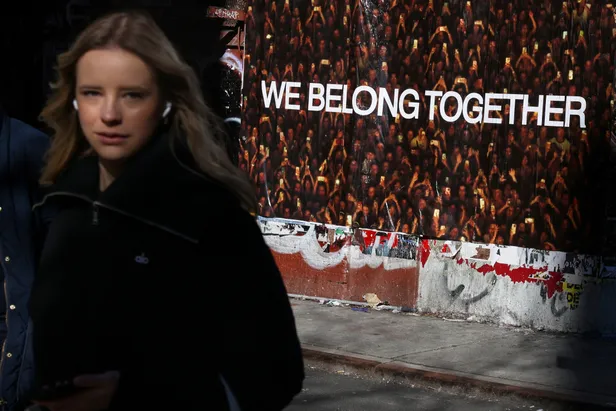 Ņujorka, Soho rajons, 2025. gada 13. janvāris. Harija Stailsa jaunā singla vārdi "We Belong Together" (Mēs saderam kopā) uz plakāta, kas uzskatāms par daļu no "noslēpumainu" plakātu sērijas, kas parādās dažādu pasaules lielpilsētu vidē, reklamējot jauno mūziķa studijas albumu.