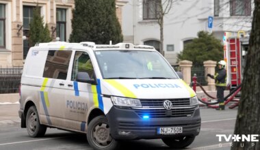 Ceturtdien auto uz Salu tilta ietriecies stāvošā policijas mašīnā; pieci cietušie