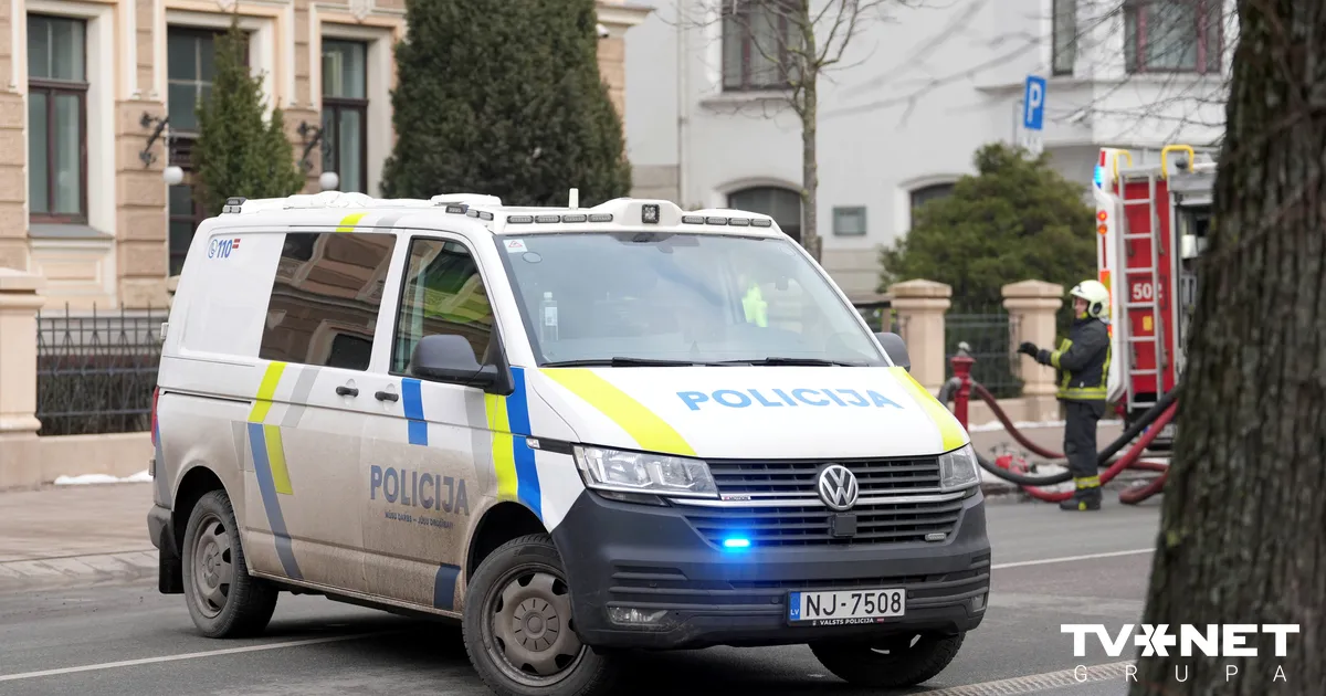 Ceturtdien auto uz Salu tilta ietriecies stāvošā policijas mašīnā; pieci cietušie