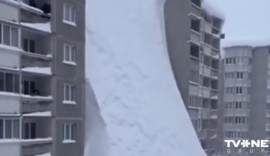 VIDEO ⟩ Vai Kamčatkā sniega kupenas patiešām slejas daudzstāvu māju augstumā? Skaidro BBC