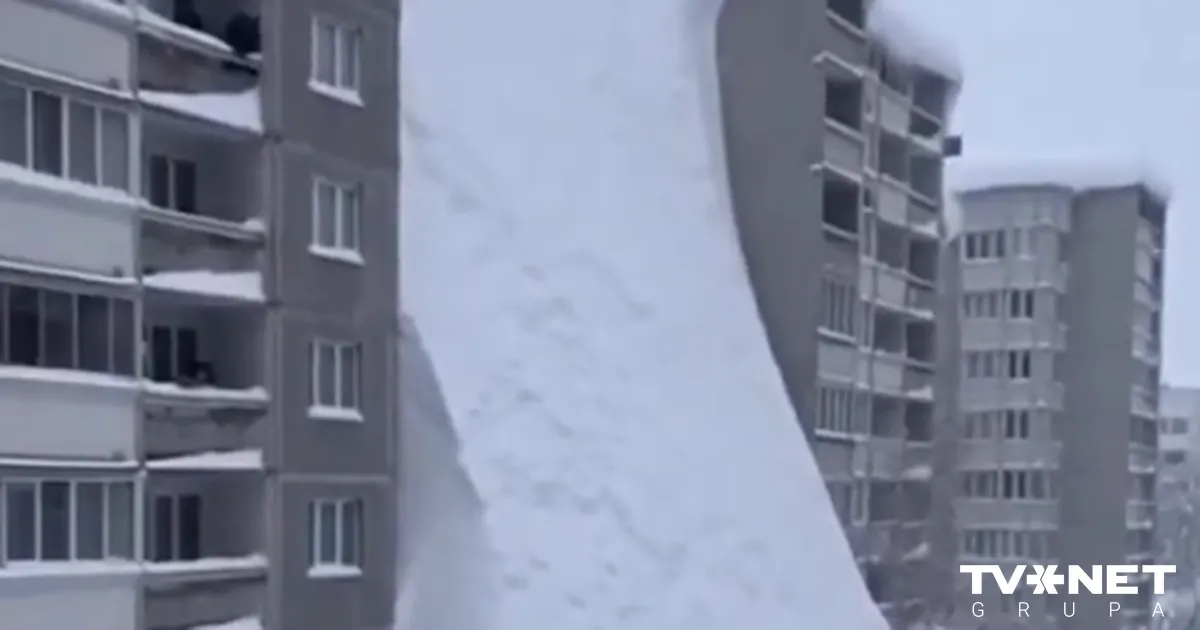 VIDEO ⟩ Vai Kamčatkā sniega kupenas patiešām slejas daudzstāvu māju augstumā? Skaidro BBC