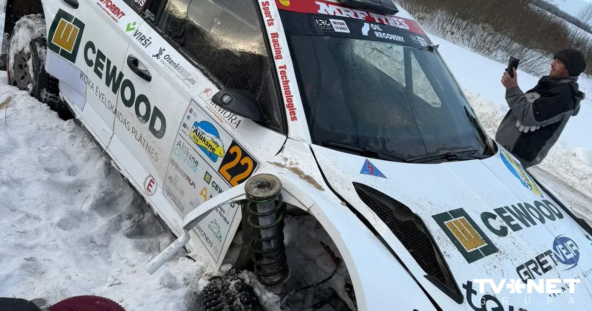 FOTO ⟩ Seska ekipāža Alūksnes rallijā izstājas avārijas dēļ