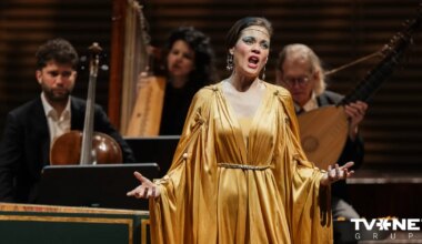 FOTO ⟩ Liepājas koncertzālē baroka gaismā atdzimis valdnieces Kleopatras stāsts