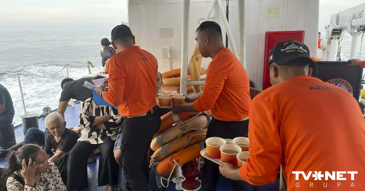 Pie Filipīnām nogrimis pasažieru prāmis