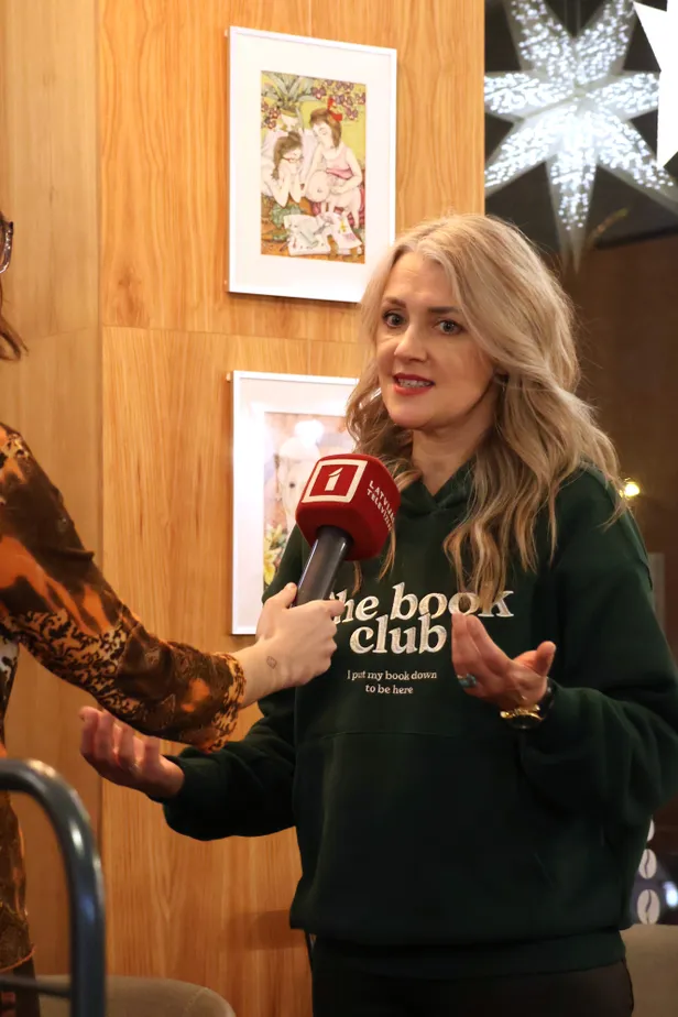 Intervijas medijiem grāmatas atklāšanas vakarā.