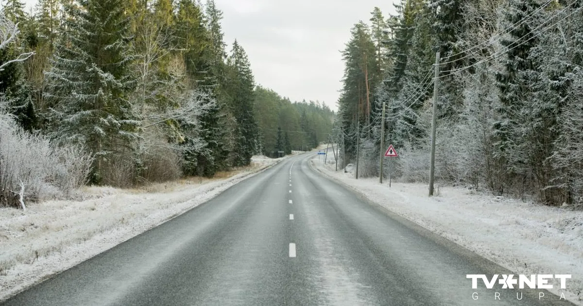 Apledojums un sniegs otrdienas rītā daudzviet Latvijā apgrūtina braukšanu
