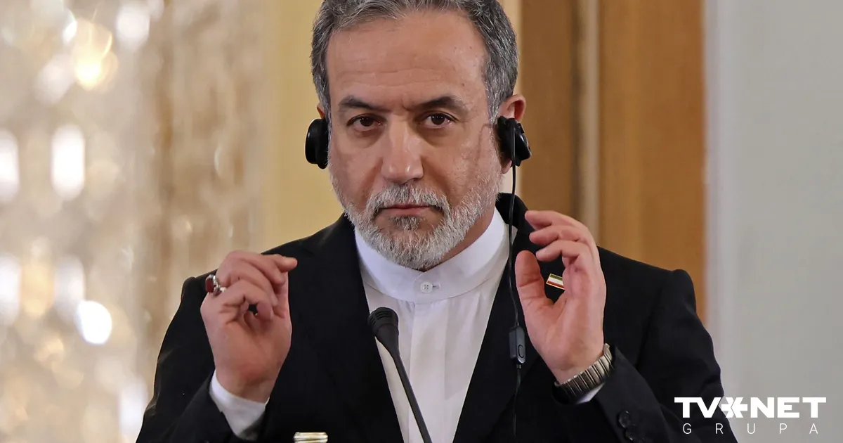 Plakāts ar Rezas Pehlevi attēlu protesta akcijā Londonā