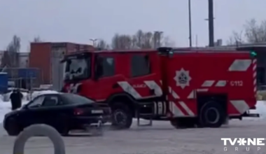 VIDEO ⟩ Jelgavā krustojumā saduras vieglais auto un VUGD transportlīdzeklis