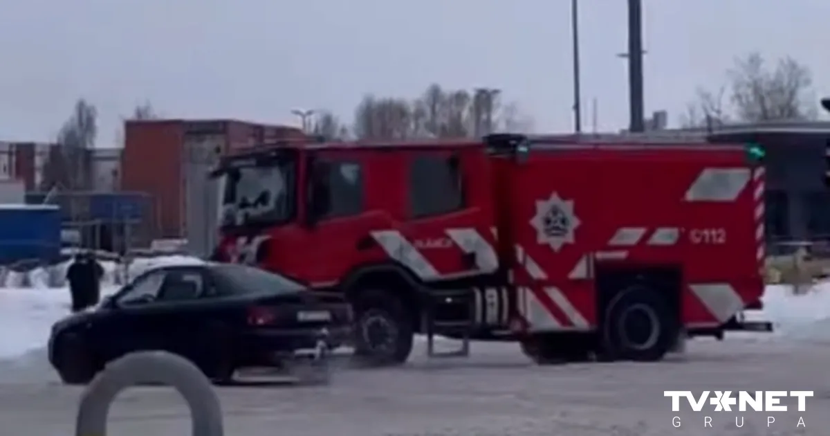 VIDEO ⟩ Jelgavā krustojumā saduras vieglais auto un VUGD transportlīdzeklis