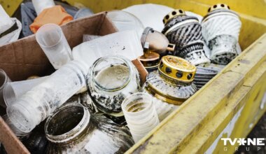 Rūpes par vidi vai vēlme ietaupīt? Vīrietis konteinerā pie kapiem Rīgā izmet savus atkritumus un saņem sodu