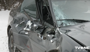 VIDEO ⟩ 77 gadus vecais "Audi" šoferis pozitīvi noskaņots pēc sadursmes ar VUGD transportlīdzekli Jelgavā