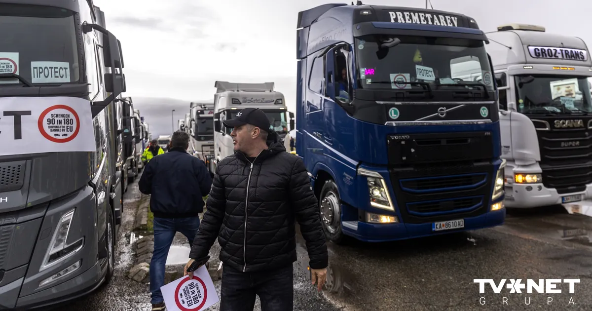 Ziemeļmaķedonijas un Melnkalnes kravas mašīnu šoferi izbeidz ES robežas blokādi