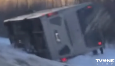 VIDEO ⟩ Uz Ventspils šosejas apgāzies pasažieru autobuss