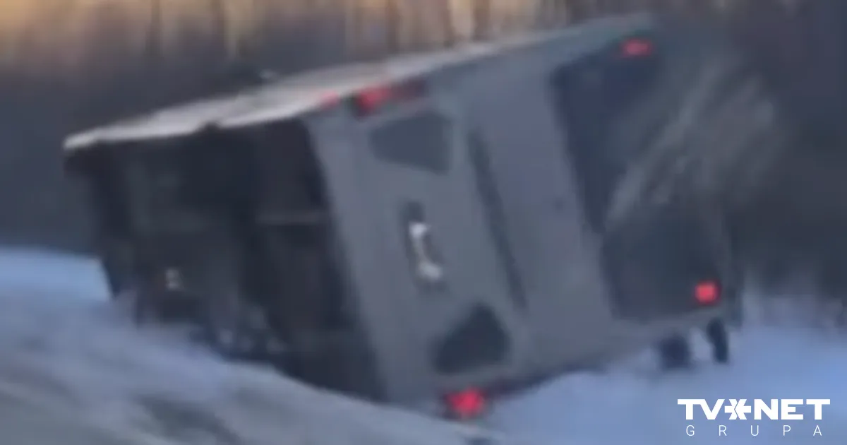 VIDEO ⟩ Uz Ventspils šosejas apgāzies pasažieru autobuss