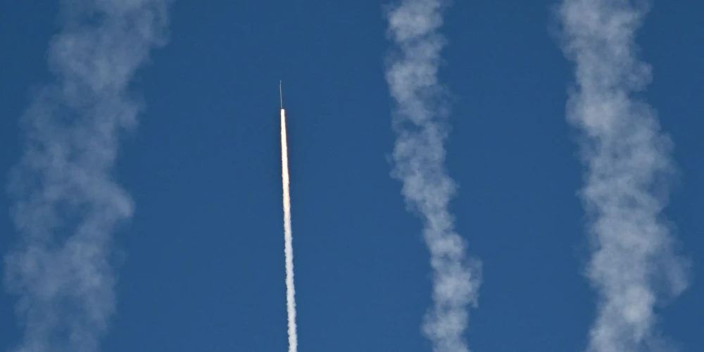 Ķīna militāro mācību laikā, simulējot blokādi, palaiž raķetes Taivānas virzienā - Jauns.lv