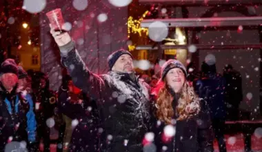 FOTO. Rīgā tūkstošiem cilvēku ar vērienu sagaida Jauno gadu - Jauns.lv