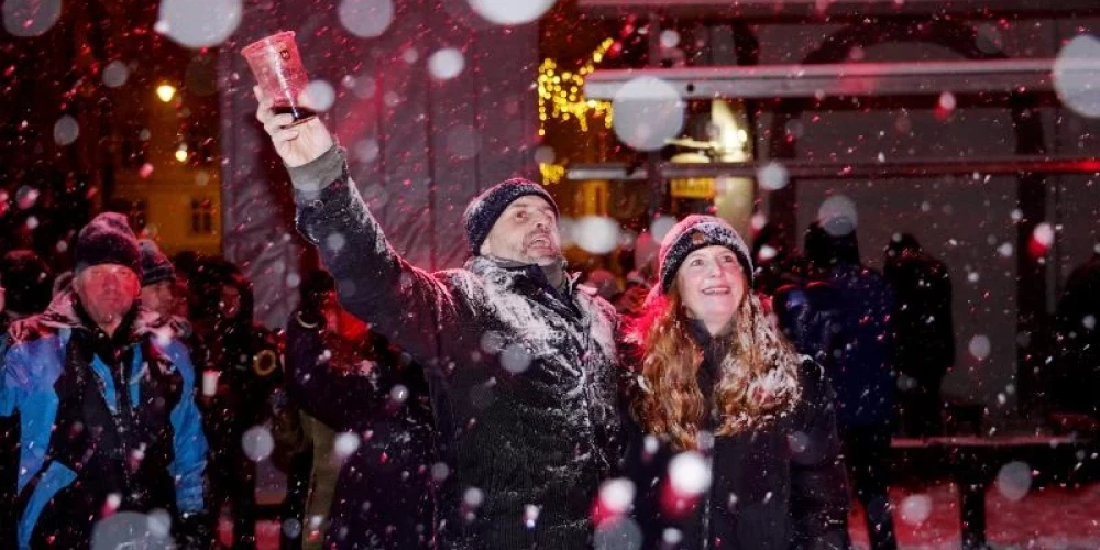FOTO. Rīgā tūkstošiem cilvēku ar vērienu sagaida Jauno gadu - Jauns.lv