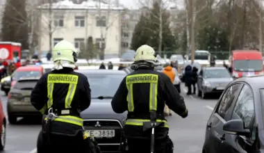 Daudzdzīvokļu mājas balkonā ielidojusi petarde, degušas svētku egles - glābēji aizvadījuši saspringtu svētku nakti - Jauns.lv