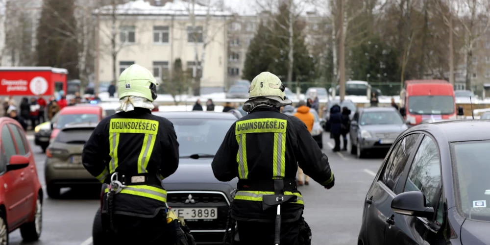 Daudzdzīvokļu mājas balkonā ielidojusi petarde, degušas svētku egles - glābēji aizvadījuši saspringtu svētku nakti - Jauns.lv