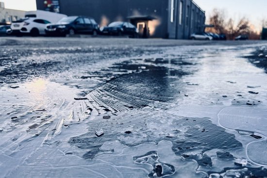 Autovadītāju ievērībai: Sniegs un apledojums apgrūtina braukšanu daudzviet Latvijā 