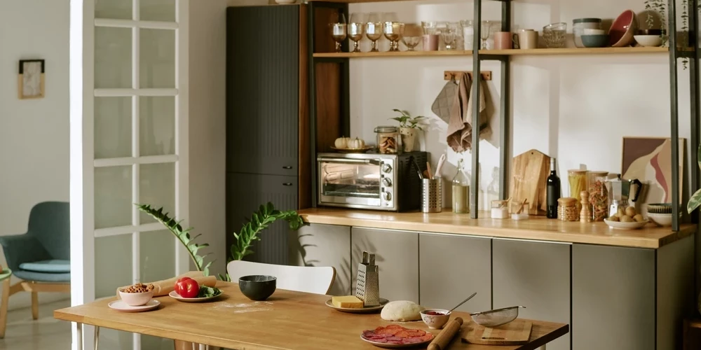 Atvērtie plaukti mūsdienu virtuvēs - vecmodīgi vai joprojām aktuāli?