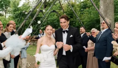 Rododendru dārzā, lietū un vējā, 90. gadu stilā