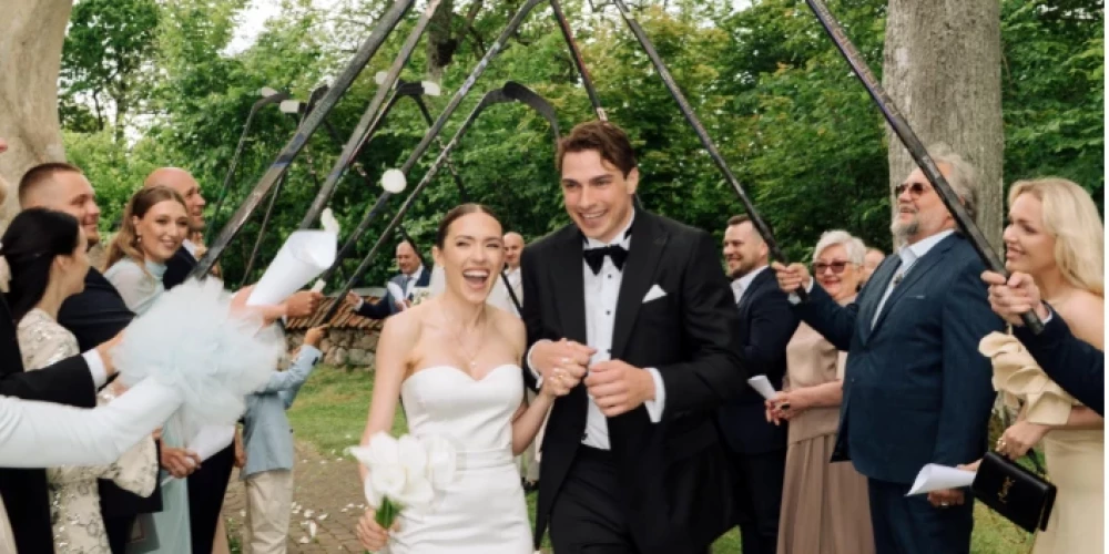 Rododendru dārzā, lietū un vējā, 90. gadu stilā