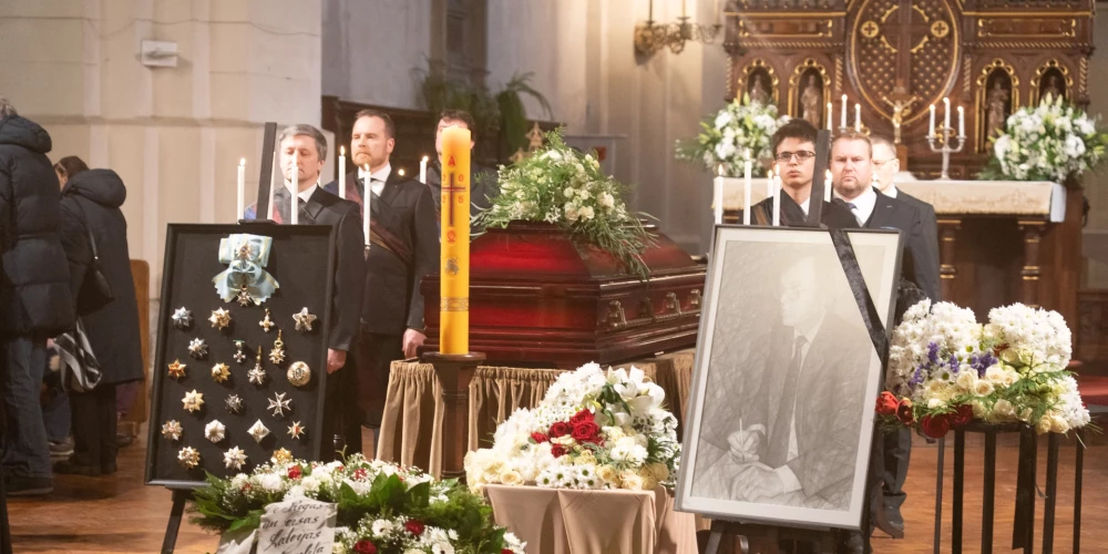 Rīgas Domā ļaudis atvadās no Vairas Vīķes-Freibergas vīra Imanta Freiberga