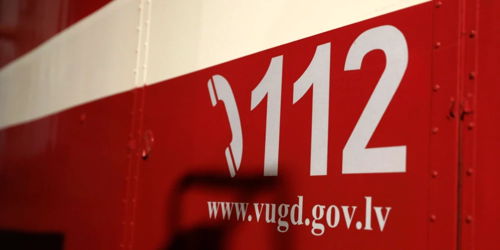 Rīgā daudzdzīvokļu ēkā izcēlās ugunsgrēks; tika evakuēti 36 cilvēki - Jauns.lv