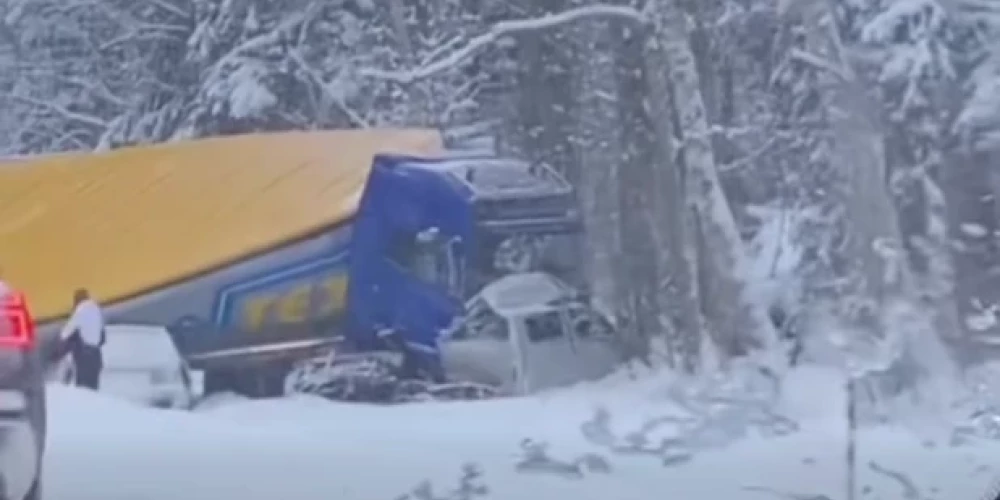 VIDEO: smaga avārija Tukuma novadā: bojā gājuši trīs cilvēki, satiksme bloķēta - Jauns.lv
