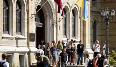 Mainās spēles noteikumi? Cīņā par studentiem krustugunīs nonāk centralizētie eksāmeni - Jauns.lv