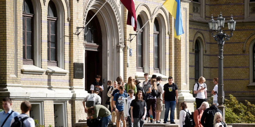 Mainās spēles noteikumi? Cīņā par studentiem krustugunīs nonāk centralizētie eksāmeni - Jauns.lv