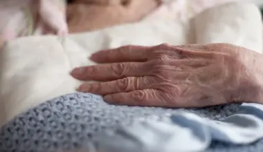 Pansionāts nodod mirušo apbedītājam bez tuvinieku ziņas; KP un LM uzstāj