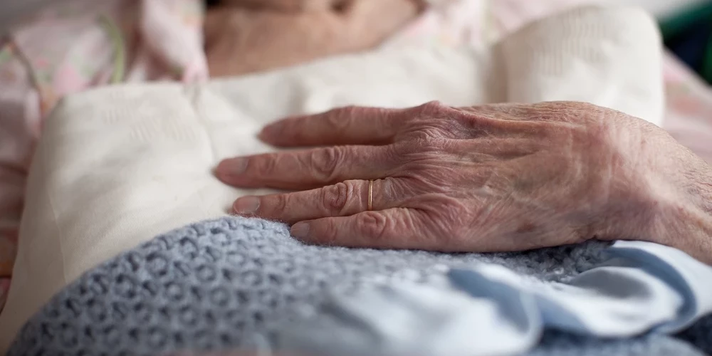 Pansionāts nodod mirušo apbedītājam bez tuvinieku ziņas; KP un LM uzstāj